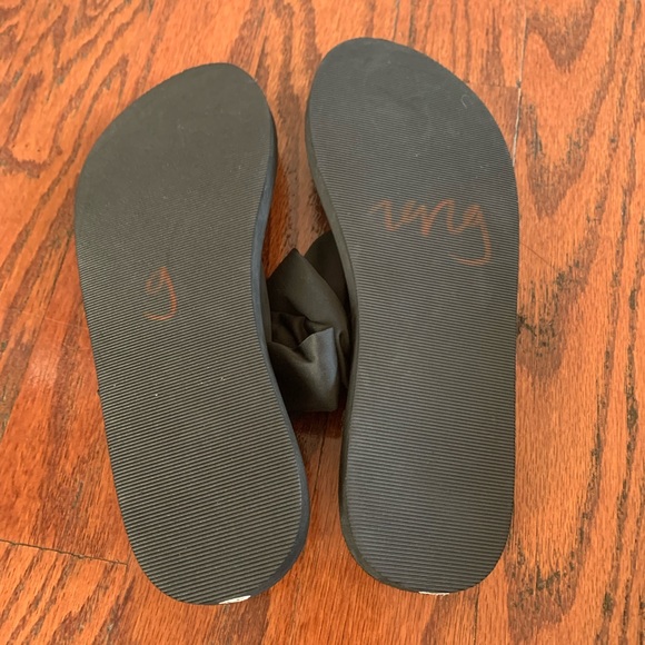 Women’s Flat Black Sandals Size 41